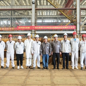 南通振华重装开工广州打捞局1600吨深水起重船项目桩腿