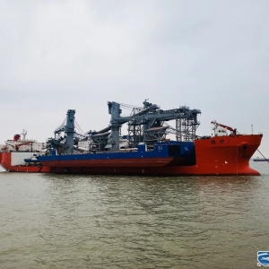 “振华7”轮完成4条大型工程船半潜装载作业
