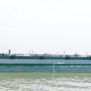 长江干线首批新型原油驳船交付