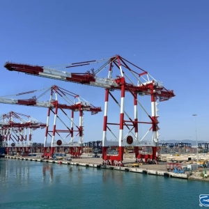 “振华35”轮完成Barcelona港2台桥吊营运任务